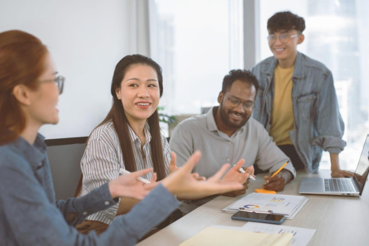 Étudiants participant à une session de formation pratique en gestion financière